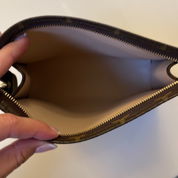 Louis Vuitton Toiletry 15 - Picture 10 of 10